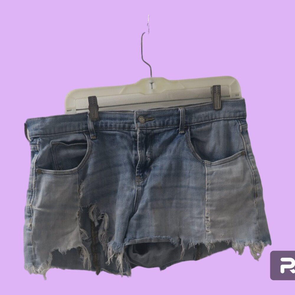 Old Navy raw hem cut off distressed denim shorts in light wash blue size 12.
